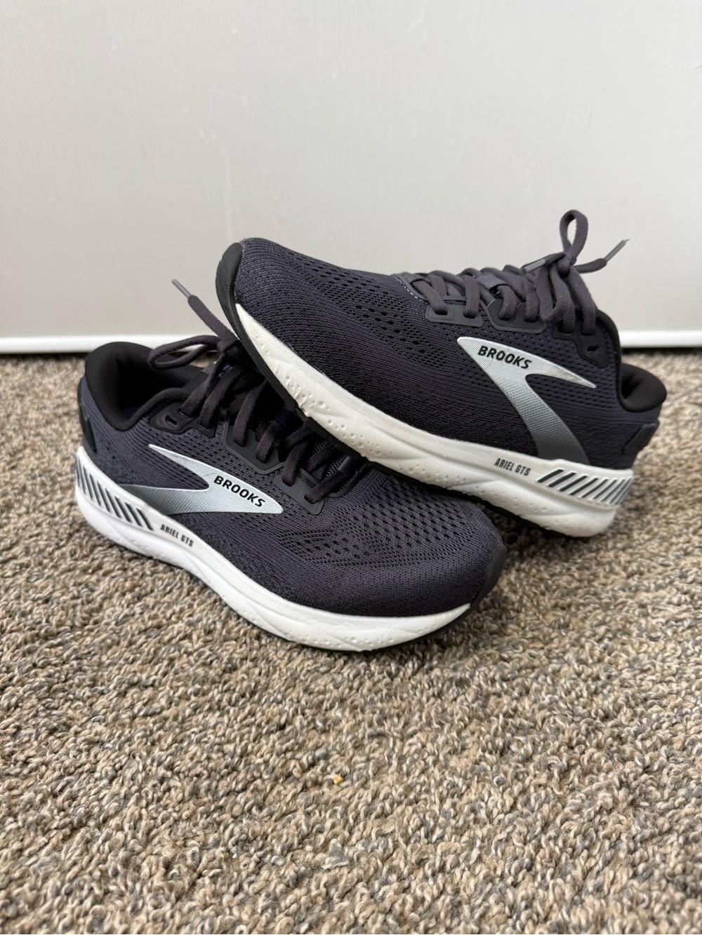 Brooks ariel gts 24 Mens Black and White Running Sneakers